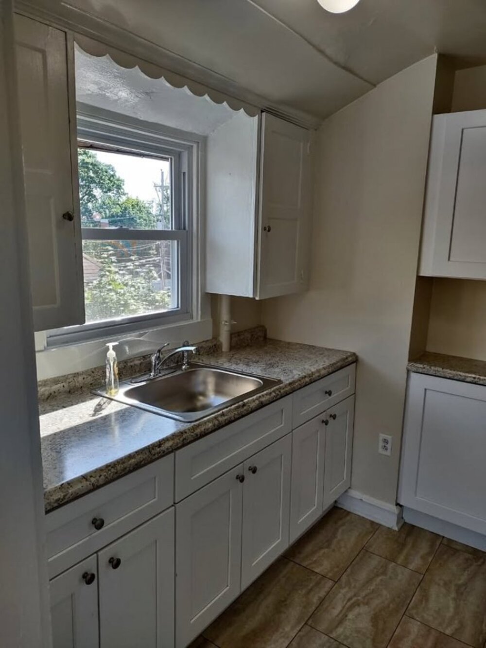 $2050 | 19038 [Lease\Rent] 3 Beds 1 Bath - Apartment